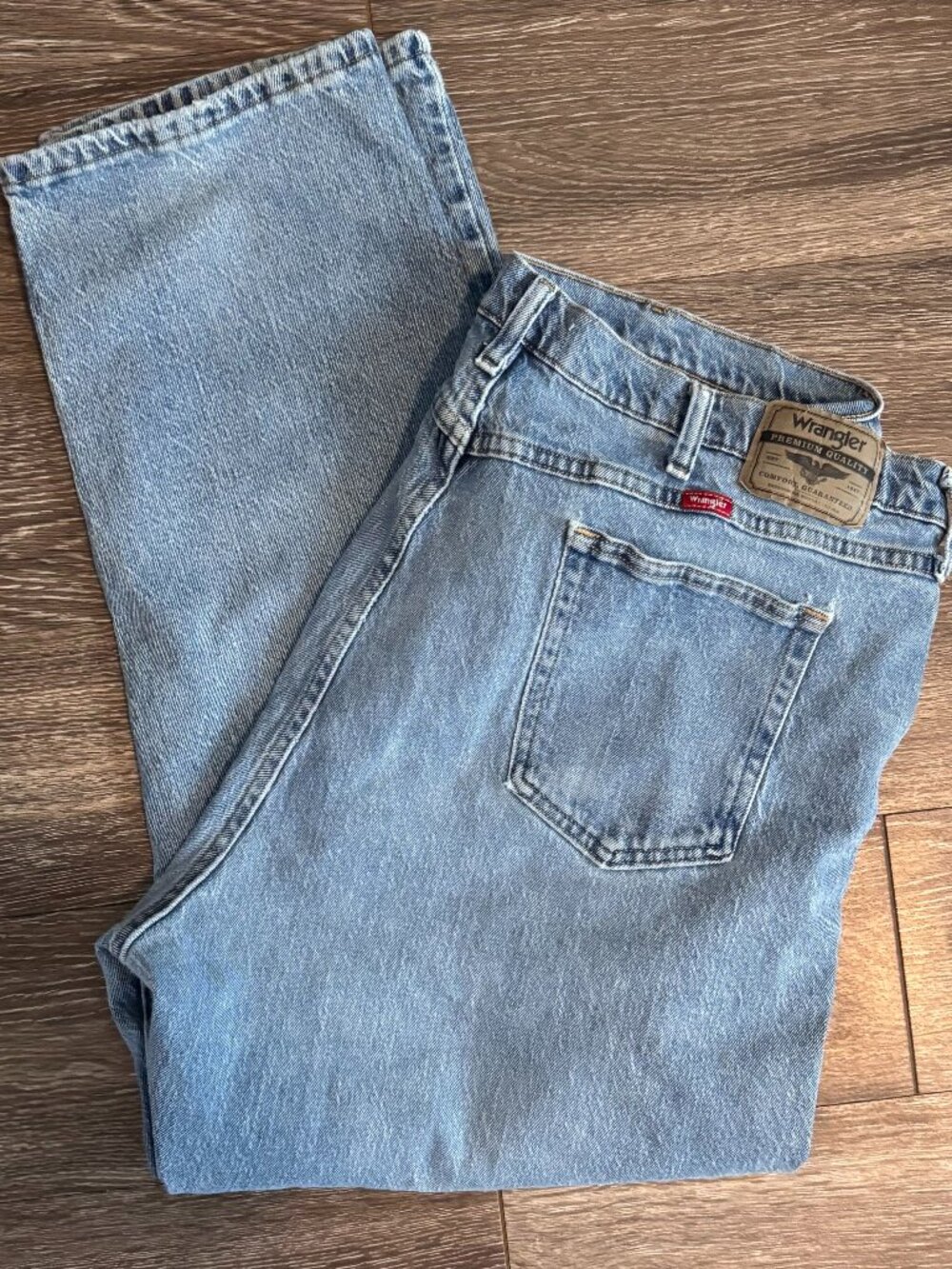 Wrangler Relaxed Fit Jeans Men’s 44x30 Light Wash Vintage Distressed Denim - Picture 3 of 7